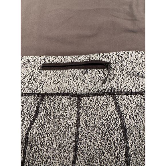 Lululemon size 4 cropped old style 23” inseam - Picture 3 of 5